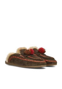 Brown Poelman NINA slippers with a knitted design, faux fur lining and red pom-poms, angled side view.