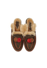 Top view of brown Poelman NINA slippers with faux fur lining and red pom-poms.