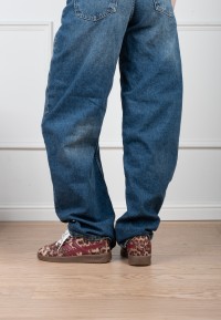 Model draagt POSH By Poelman Megan sneakers met luipaardprint en blauwe jeans – vooraanzicht