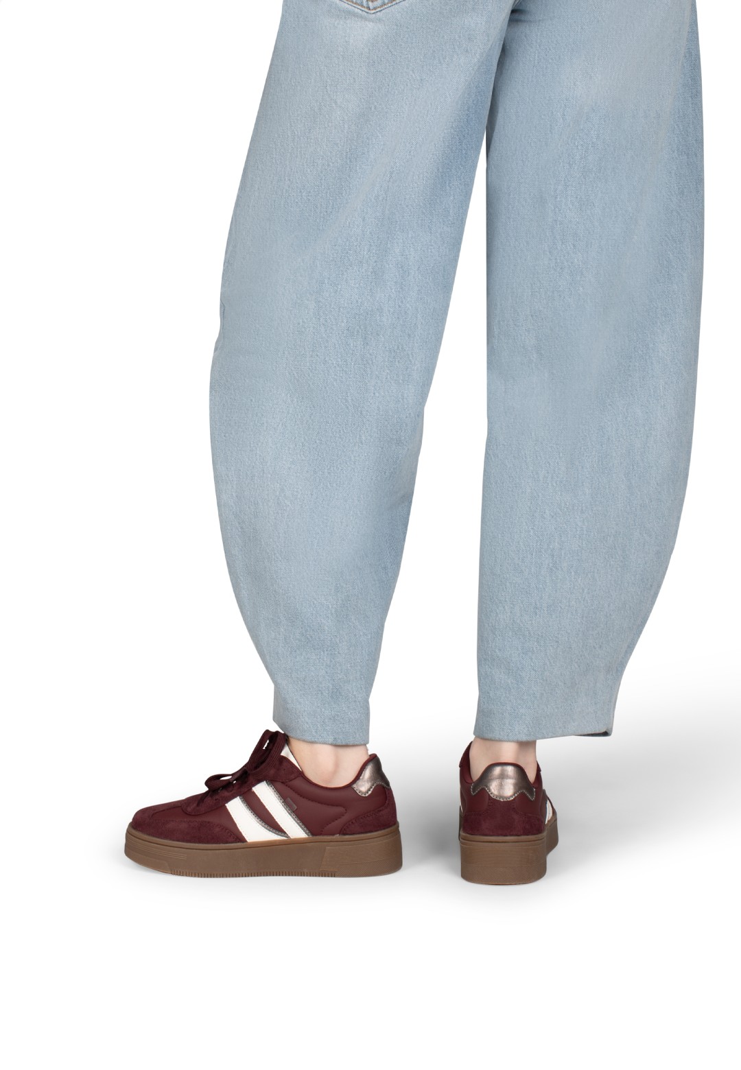Model draagt POSH By Poelman Lilly bordeaux sneakers met lichtblauwe jeans – achteraanzicht