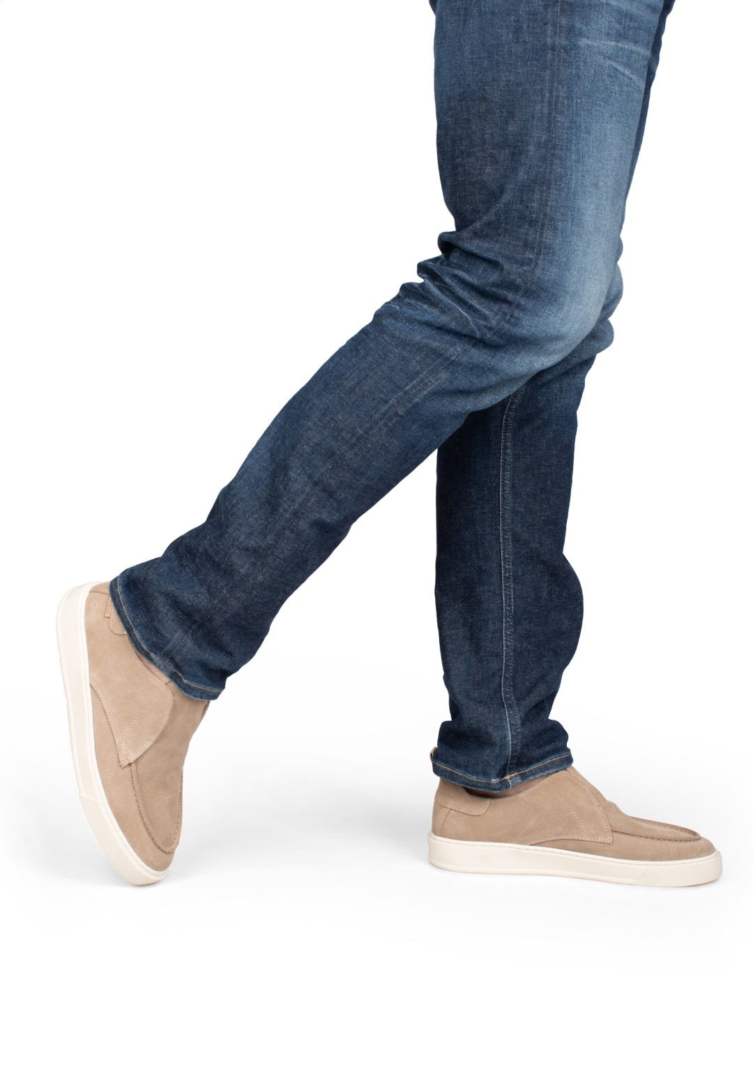 Model trägt Poelman Ace Loafer aus taupefarbenem Wildleder mit Jeans – Rückansicht