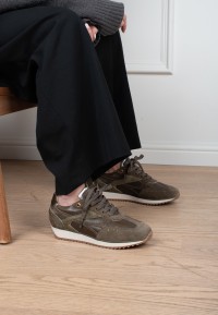 Poelman VALERIA groene dames sneakers – gedragen zijaanzicht