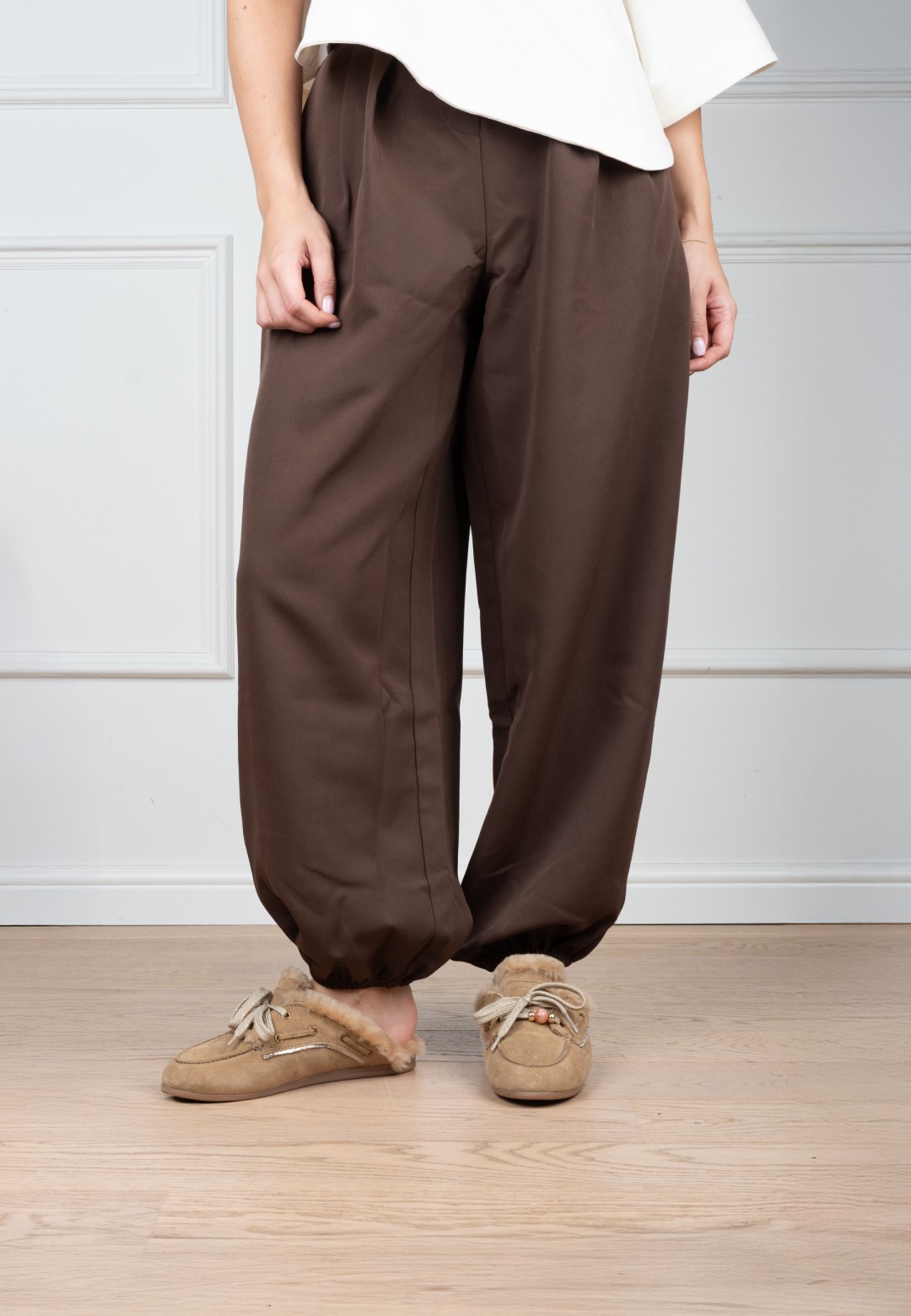 Poelman ISA beige dames loafers gedragen vooraanzicht