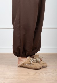 Poelman ISA beige dames loafers gedragen met bruine broek
