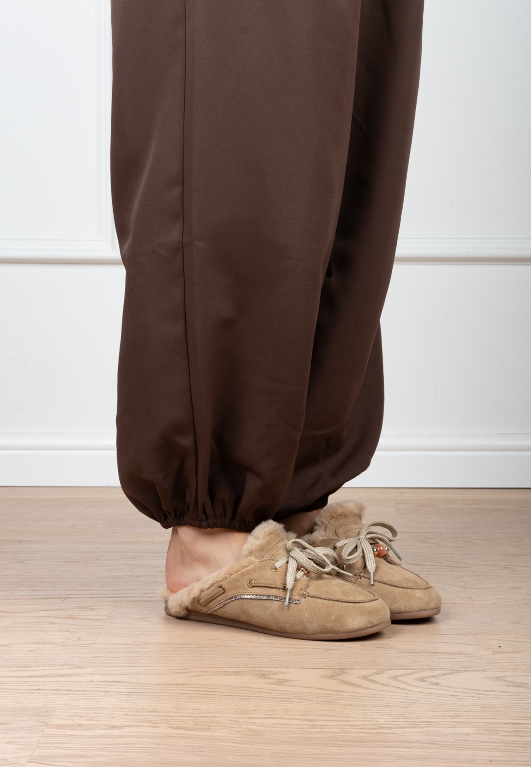Poelman ISA beige Damen Loafer getragen mit brauner Hose