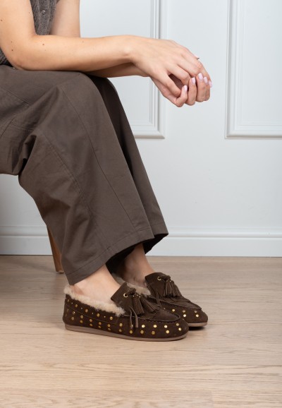 Model wearing Poelman LISA brown suede loafers with studs and warm lining
