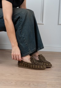 Poelman LISA leren dames loafers met studs gedragen met jeans