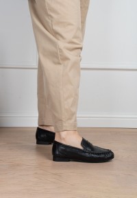 Model trägt Poelman Sammy schwarze Loafer mit beiger Hose – Seitenansicht