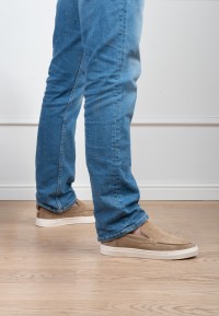 Model wearing Poelman Mathijs taupe suede loafers – side view