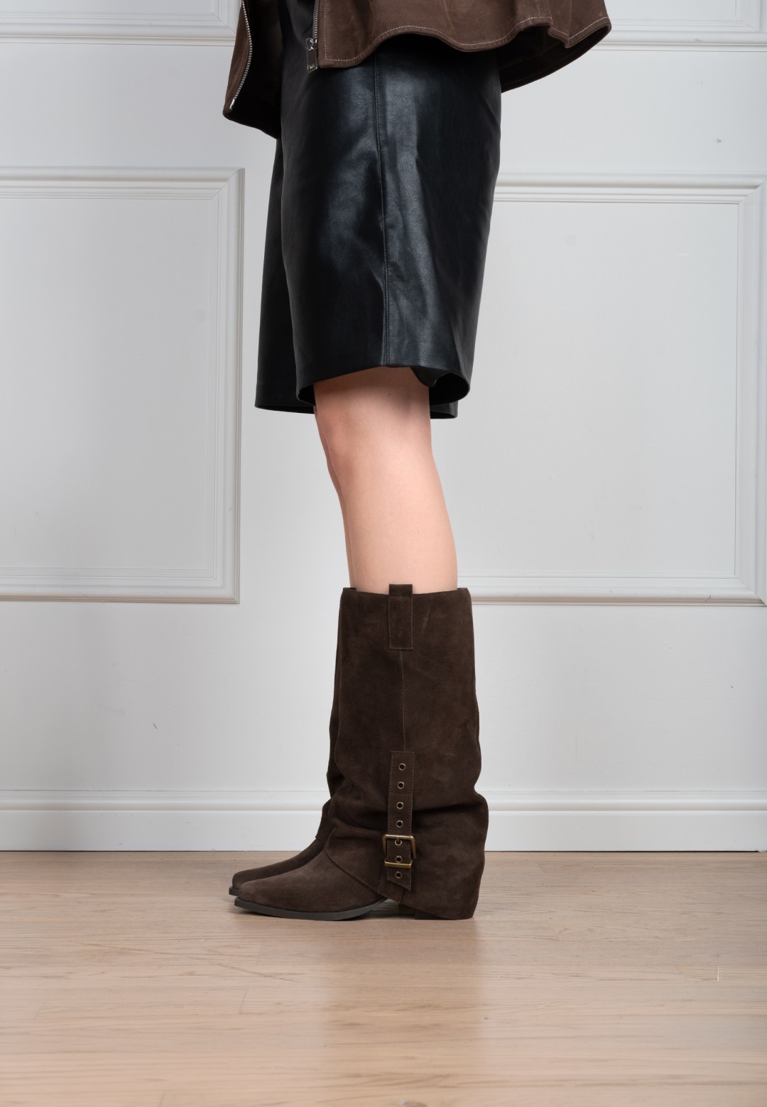 EMMY braune Wildlederstiefel getragen – Seitenansicht