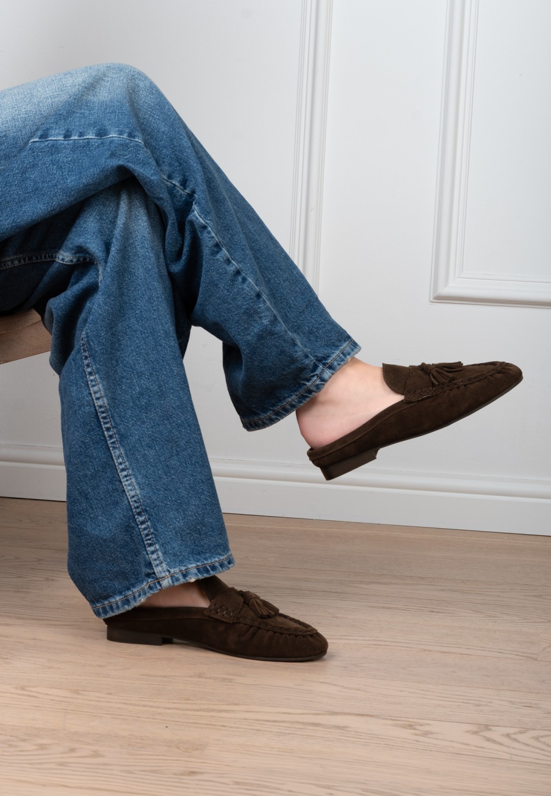 Poelman LOTTIE dames loafers van donkerbruin suède gedragen onder een jeans
