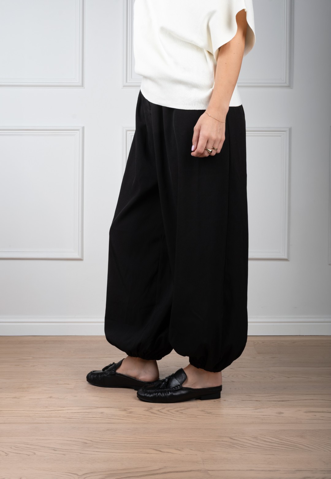 Poelman LOTTIE Damen Loafer aus schwarzem Leder getragen zu einem lässigen Outfit