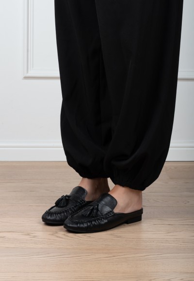 Poelman LOTTIE Damen Loafer aus schwarzem Leder kombiniert mit einer schwarzen Hose