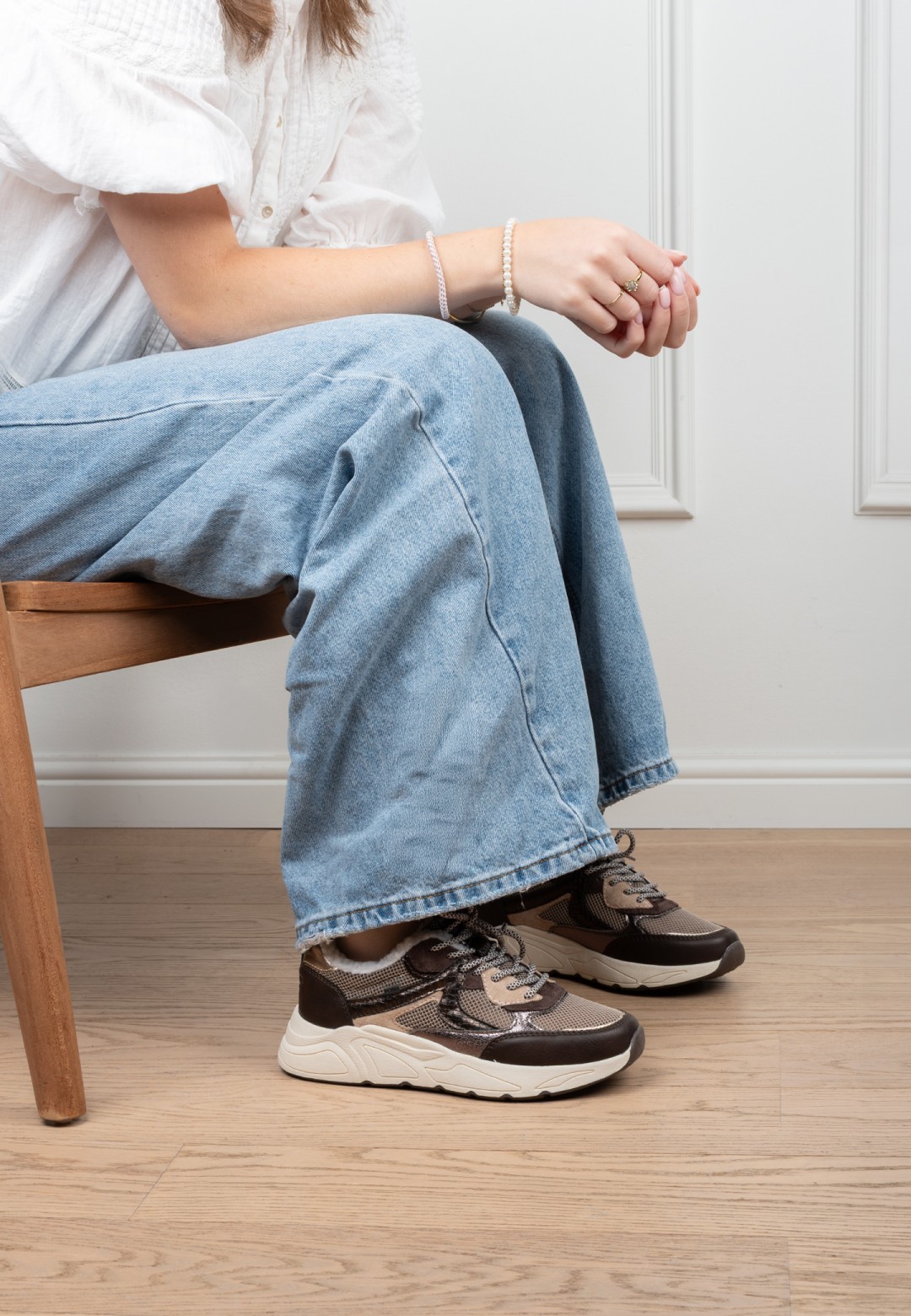 POSH by Poelman KIKI trendige Damen Sneaker getragen mit weiter Jeans