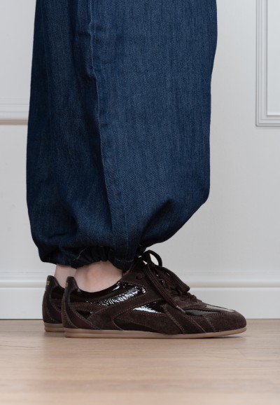 HABOOB AYLA dunkelbraune Sneaker getragen mit dunkelblauer Hose