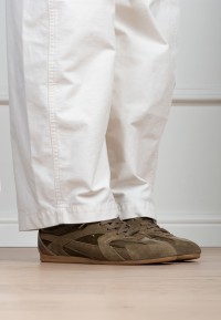 HABOOB AYLA khakifarbene Damen-Sneaker getragen mit weißer Hose