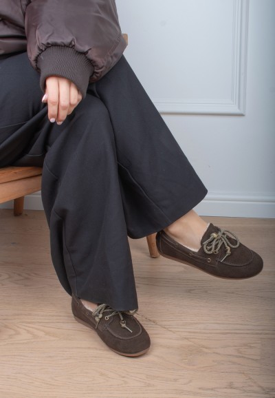 Poelman PAIGE dunkelbraune Loafer getragen mit schwarzer Hose