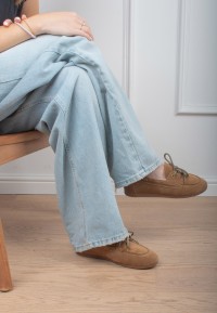 Poelman PAIGE braune Loafer getragen mit hellblauer Jeans