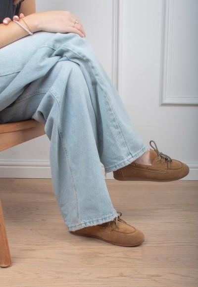Poelman PAIGE brown loafers worn with light blue jeans