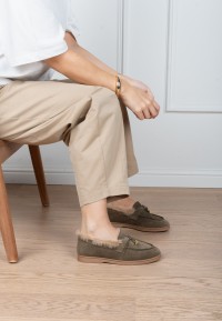 Poelman ZALAMA donker groene suède loafers voor dames – gedragen
