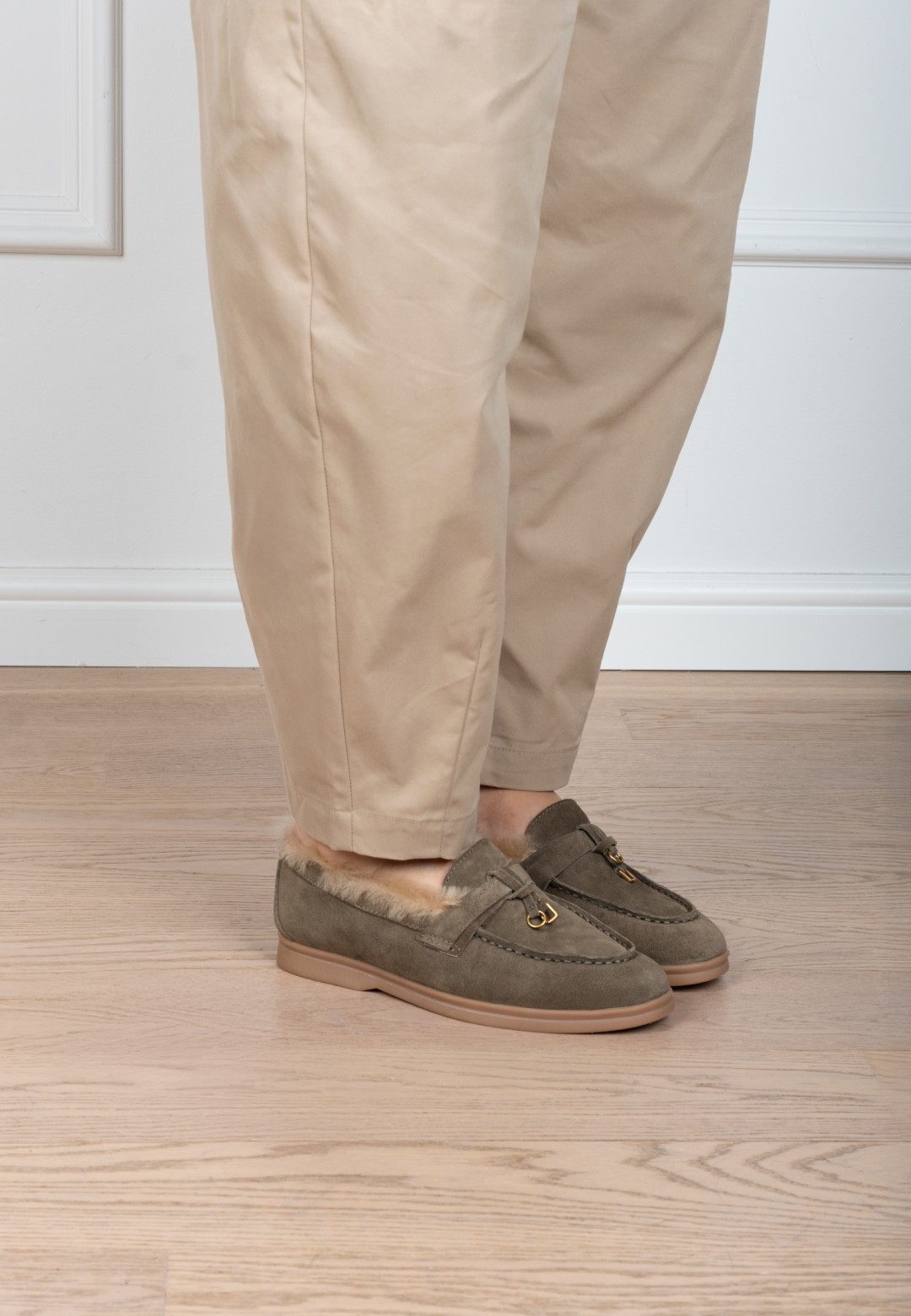Poelman ZALAMA dames loafers in donker groen suède – gedragen zijaanzicht