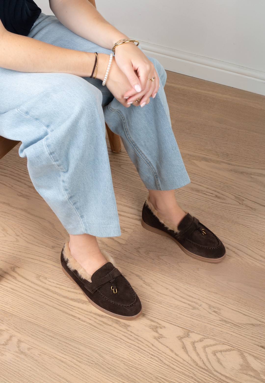 Poelman ZALAMA bruine suède loafers voor dames – gedragen