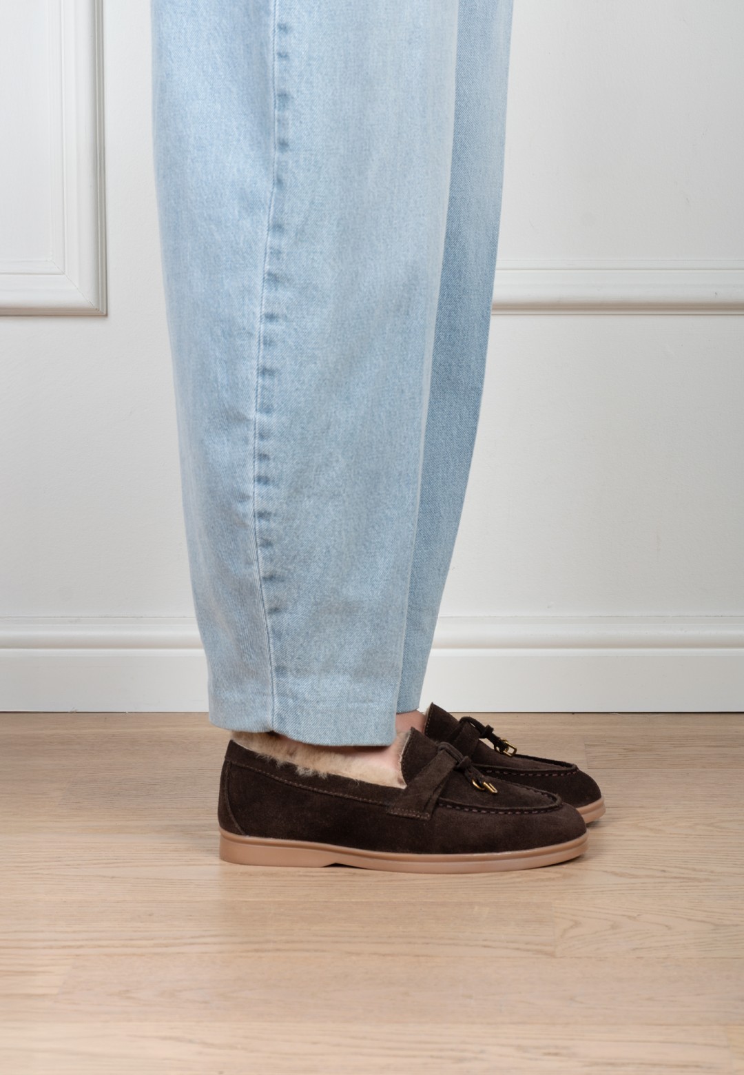 Poelman ZALAMA suède dames loafers – gedragen zijaanzicht