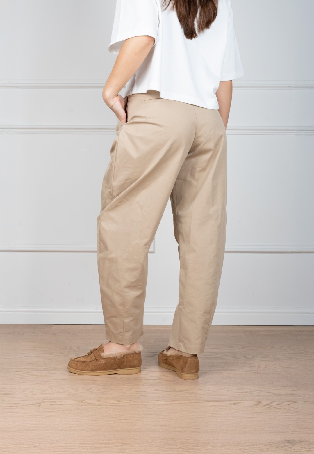 Poelman ZALAMA suède dames loafers met warme voering – gedragen zijaanzicht