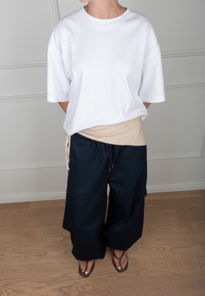 Poelman crèmekleurig sjaaltje om de taille gestyled bij damesoutfit