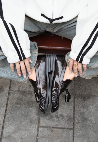 POSH by Poelman RHODE donkerbruine loafers met glanzende finish gedragen bij een sportieve outfit