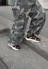 POSH by Poelman ANGY schwarze Kombi-Sneaker mit Chunky-Sohle kombiniert mit Camouflage-Hose