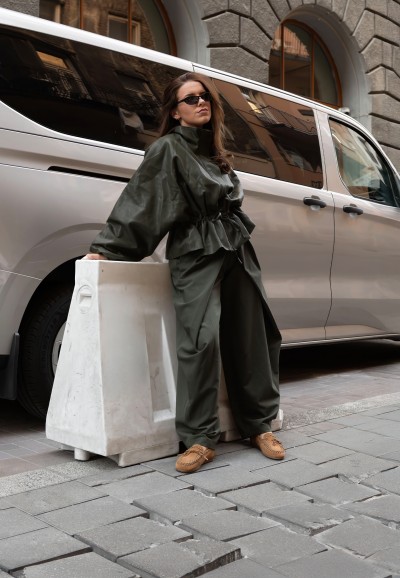 POSH by Poelman KIYA cognac loafers gedragen met een stijlvolle donkergroene outfit