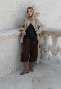 POSH by Poelman CELESTE taupefarbene Stiefel kombiniert mit einem stilvollen neutralen Outfit