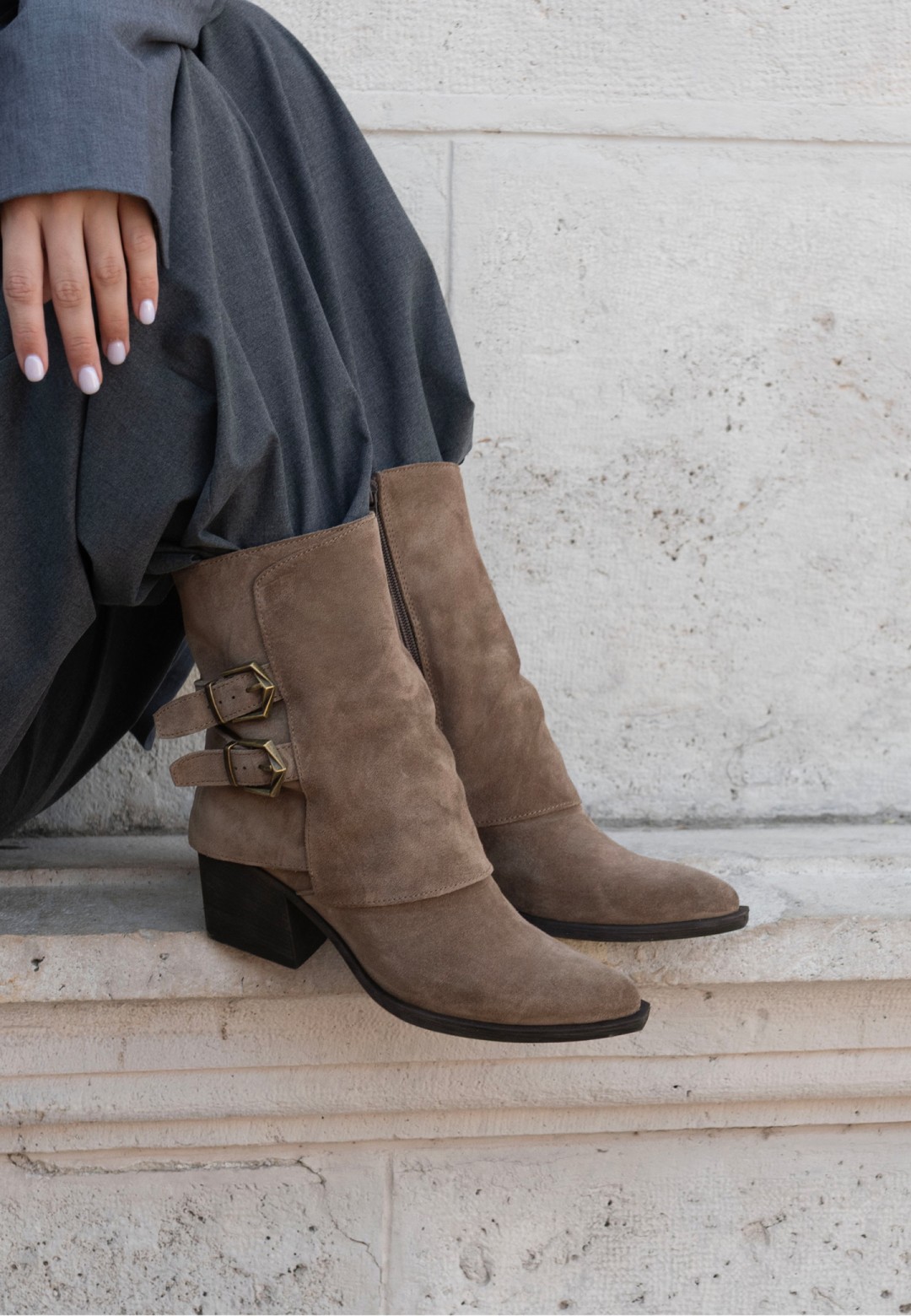 POSH by Poelman ROSA taupe laarzen met gespdetails gedragen met een lange pantalon