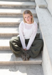 Haboob AYLA groene suède sneakers gedragen met wijde broek