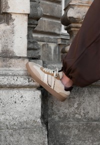 Seitenansicht der beigen Haboob SKYE Sneaker mit Teddy-Details und kontrastierenden Akzenten