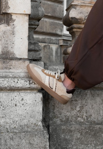 Zijaanzicht Haboob SKYE beige sneakers met teddy details en contrasterende accenten