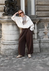 Haboob SKYE beige Damen-Sneaker mit Teddy-Details lässig mit brauner Hose kombiniert