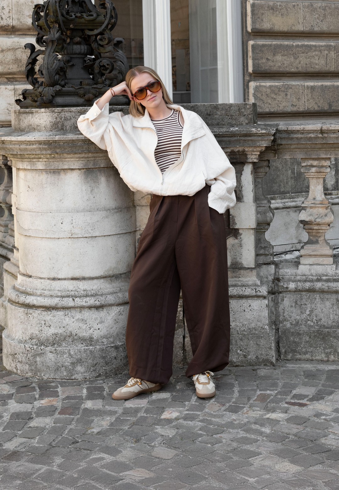 Haboob SKYE beige Damen-Sneaker mit Teddy-Details lässig mit brauner Hose kombiniert