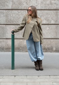 POSH by Poelman SHANTI bruine dameslaarzen gedragen met wijde jeans