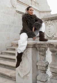 POSH by Poelman NOVEMBER dark brown boots styled with white trousers and a brown jacket