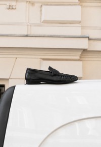 Poelman SAMMY schwarzer Damen-Loafer aus Leder in urbaner Umgebung