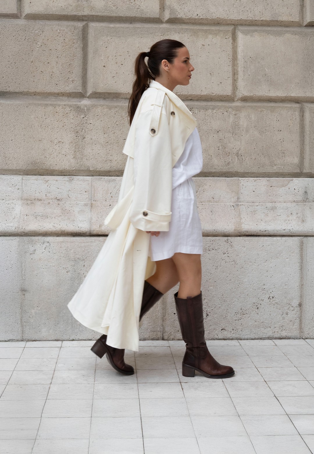 LINA mittelbraune Stiefel kombiniert mit weißem Mantel und Shorts