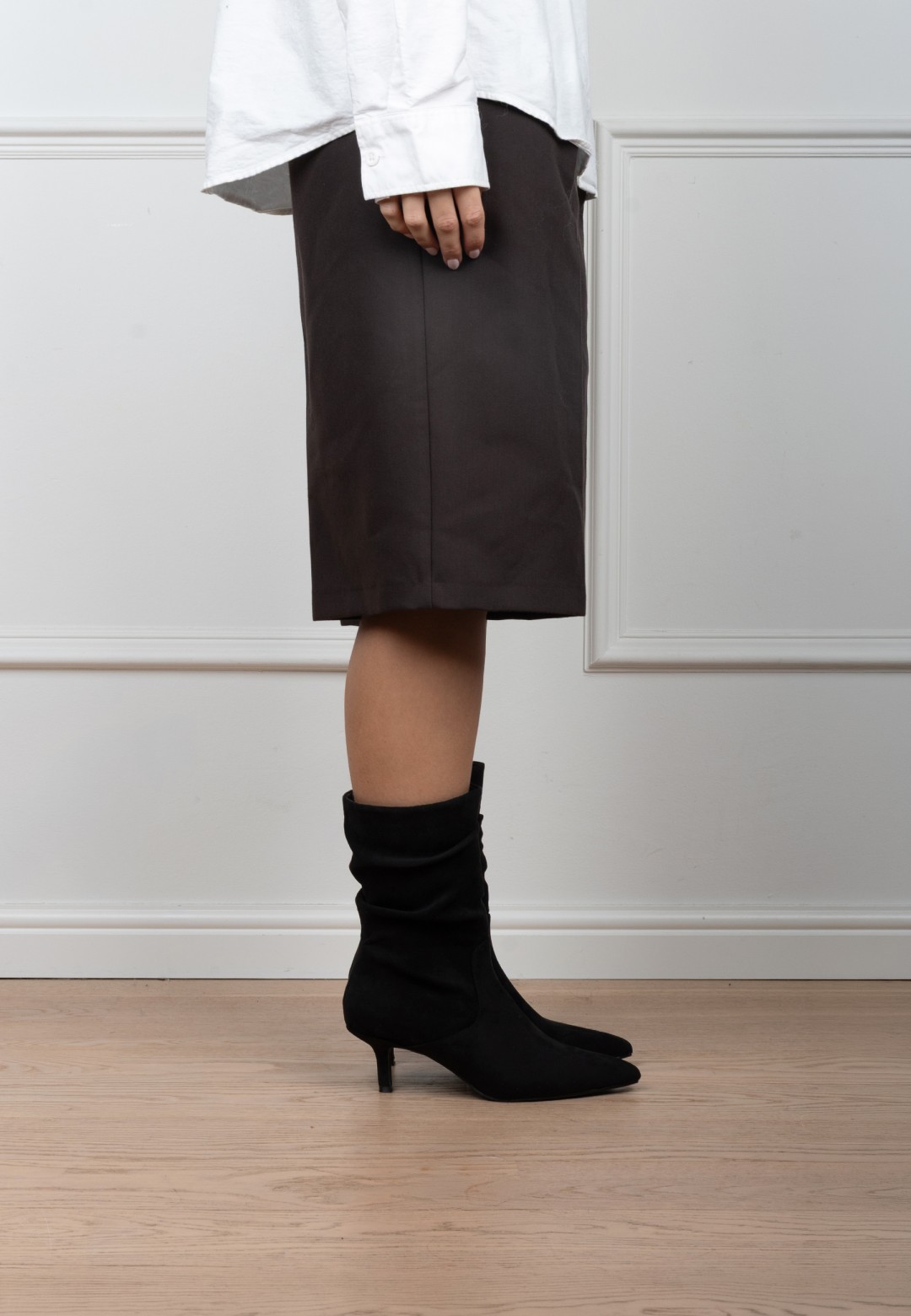 Poelman ELLIE schwarze Stiefelette am Model getragen