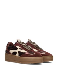 bordeauxrode dames sneakers – schuin zijaanzicht