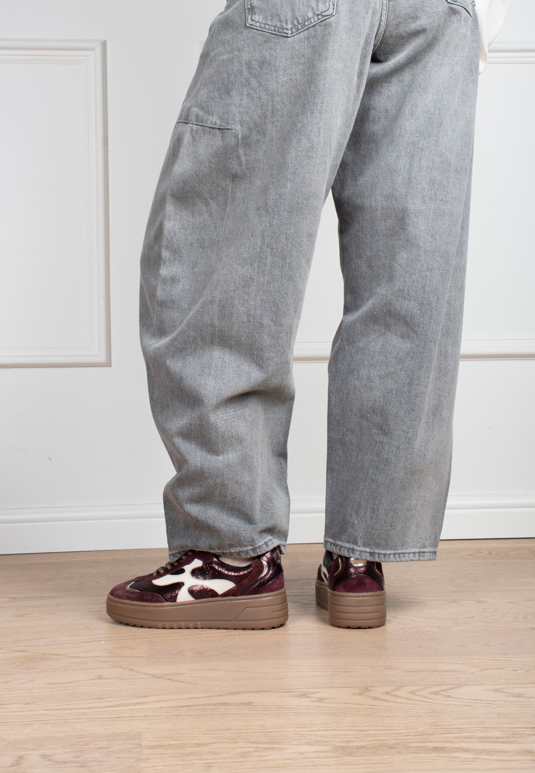 dames sneaker gedragen met grijze jeans – zijaanzicht