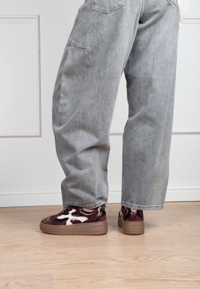 dames sneaker gedragen met grijze jeans – zijaanzicht