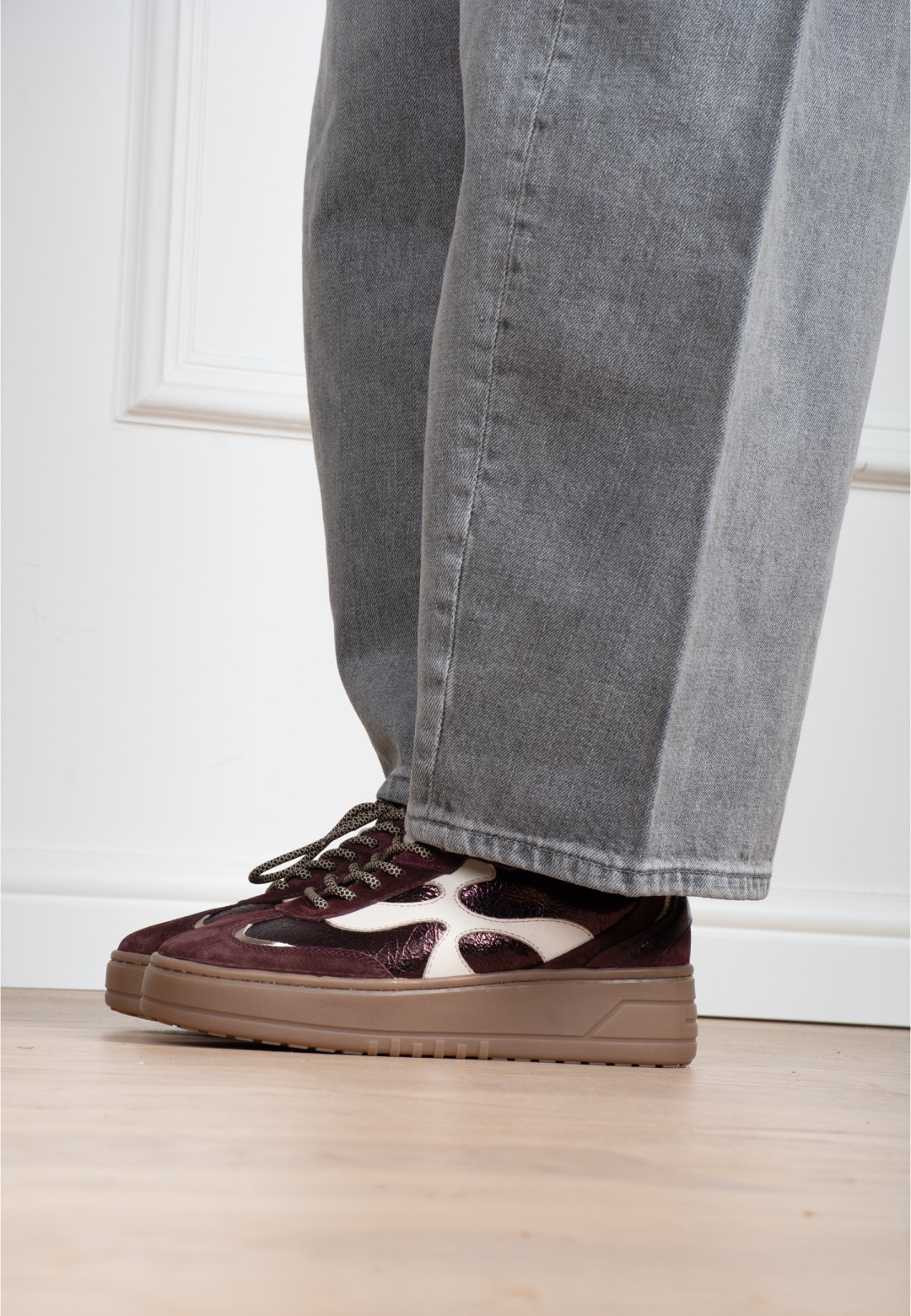 sneaker gedragen met grijze jeans – detail