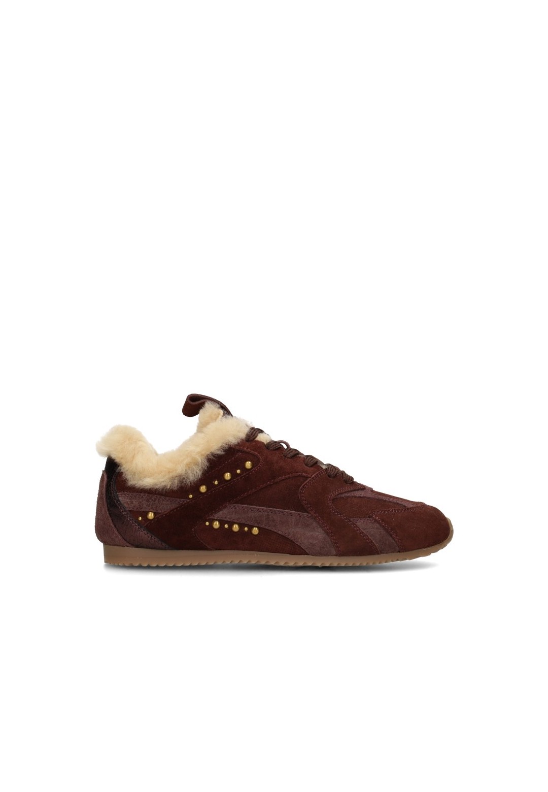 Hoofdafbeelding: HABOOB TAMARA dames sneaker in bordeauxrood suède met teddy-afwerking en goudkleurige studs, zijaanzicht