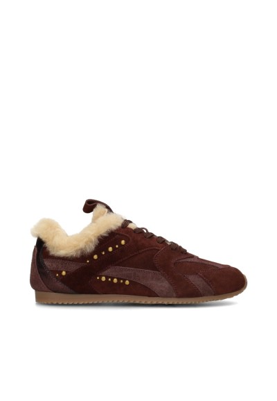 Hoofdafbeelding: HABOOB TAMARA dames sneaker in bordeauxrood suède met teddy-afwerking en goudkleurige studs, zijaanzicht